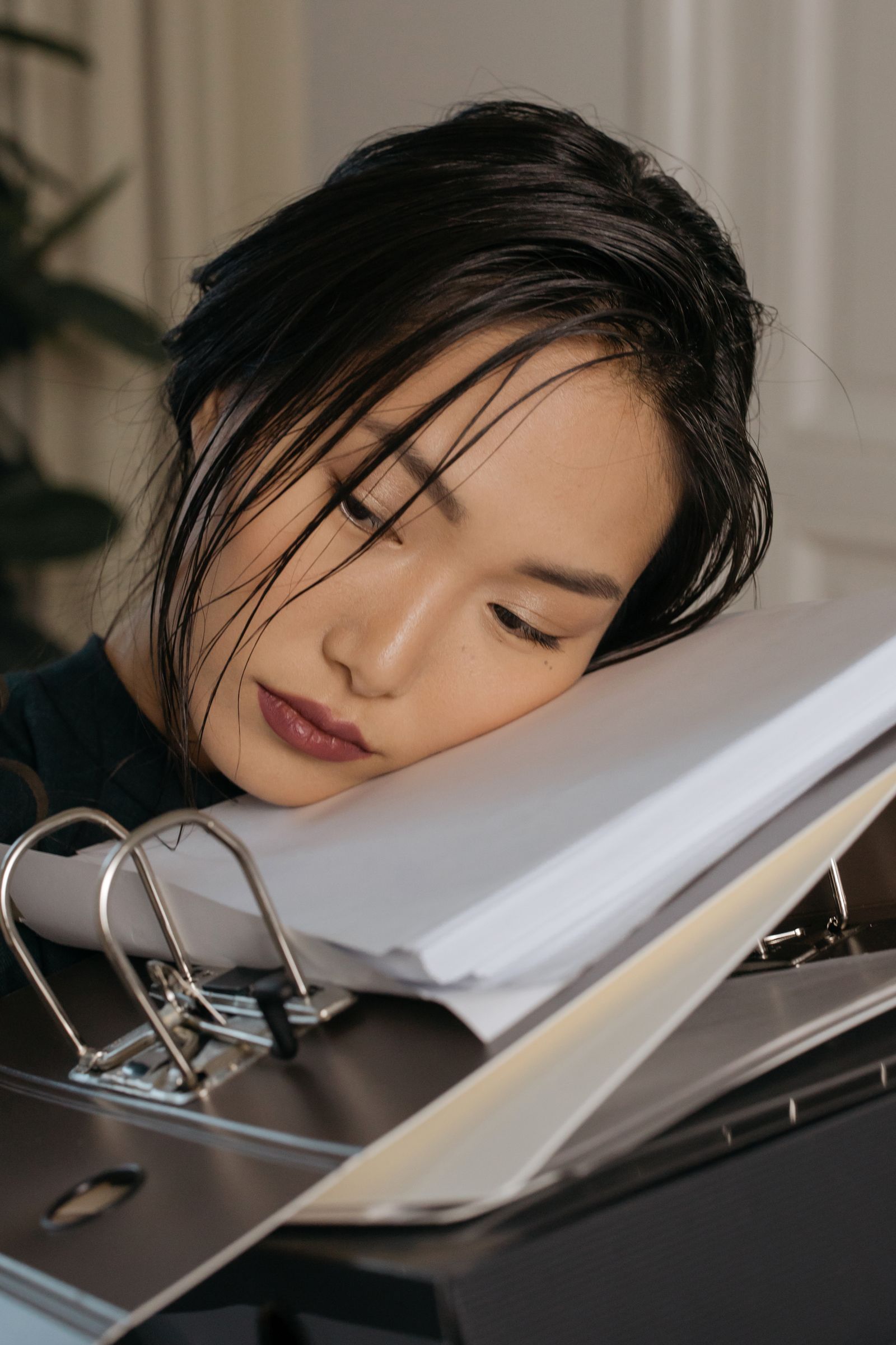 デスクワーク腰痛の正体──“座り方”でも“時間”でもなく、腰が働きすぎている